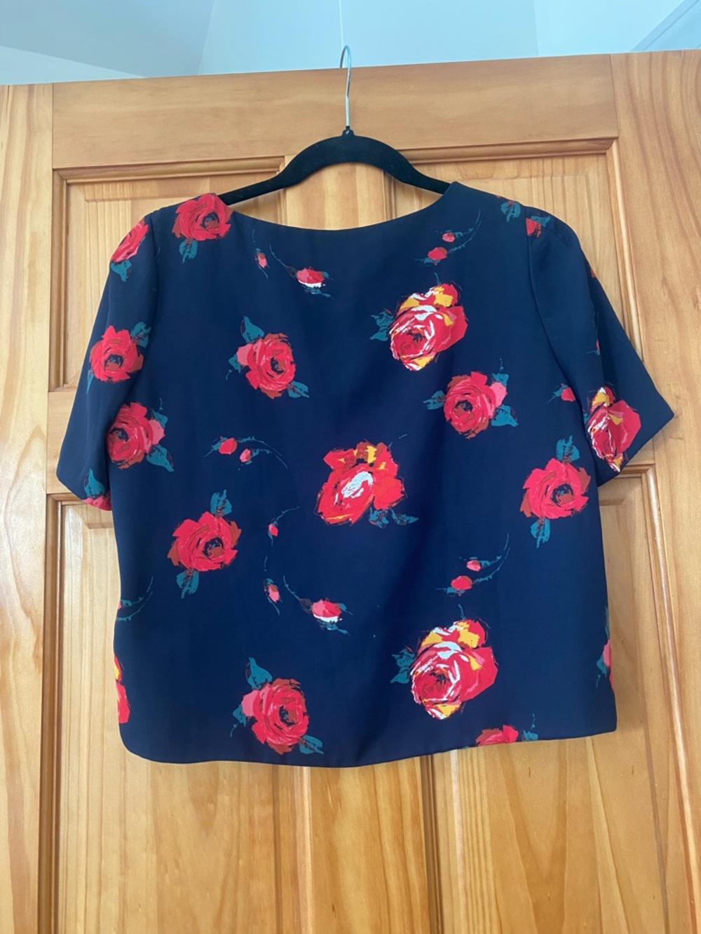 Babaton Aritzia Rose Print Crop Blouse Navy Floral V-Neck Top Size Small